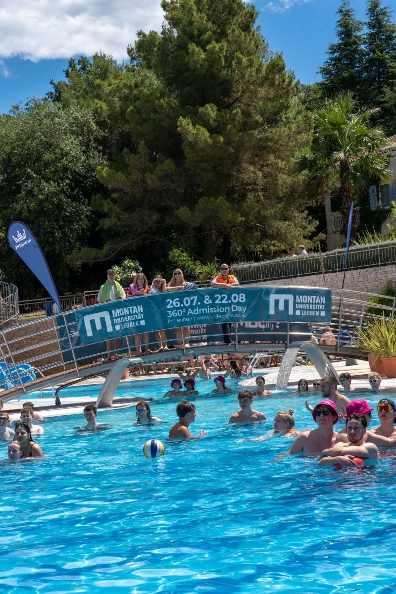 Teilnehmerinnen des X-JAM Events der Montanuniversität Leoben genießen eine Abkühlung im Pool nach dem Wissensspiel „Beat the Prof“, bei dem sie gegen Professorinnen in Physik, Chemie und Mathematik antraten.