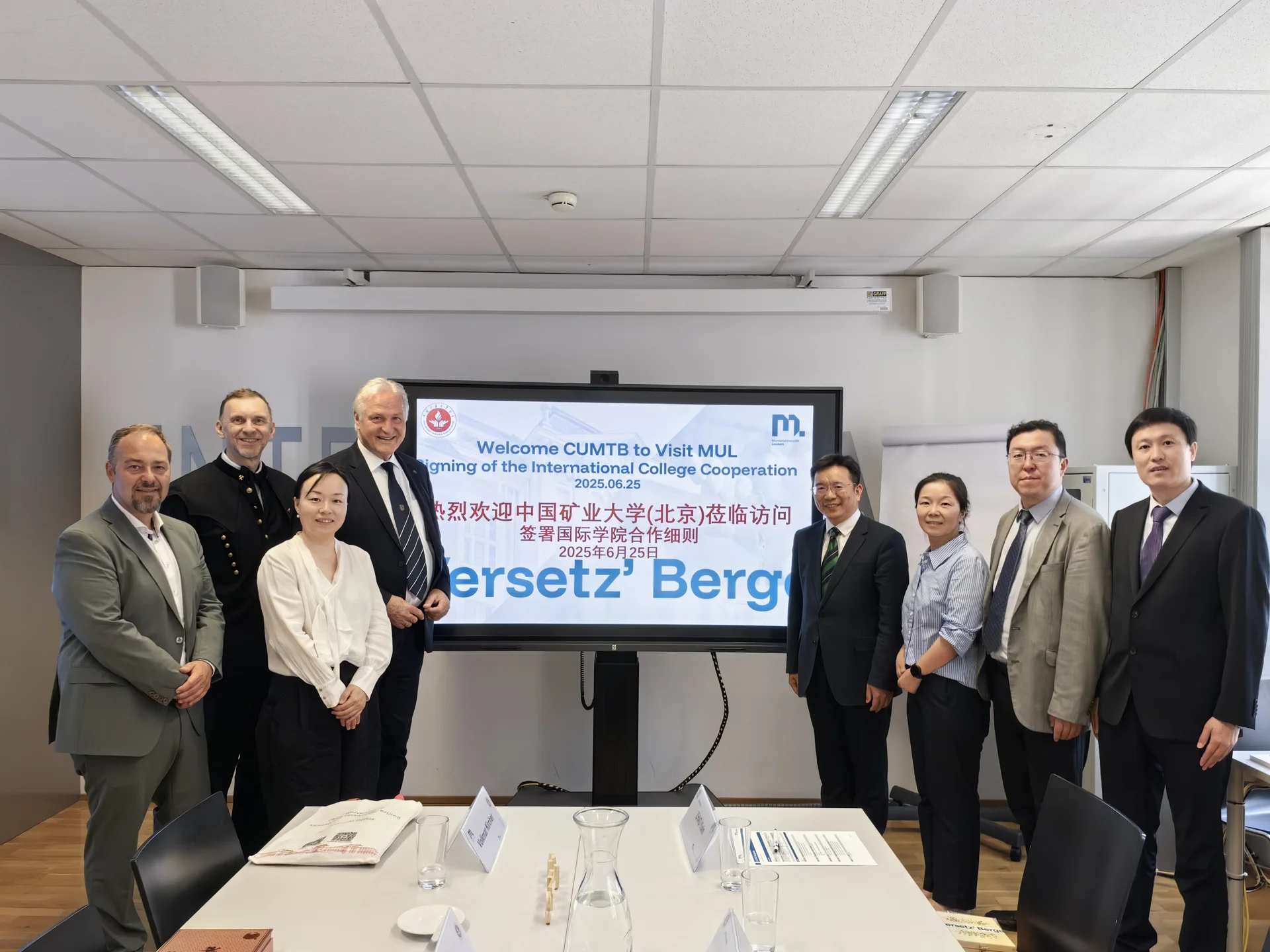 from right to left: Rector Peter Moser, Jie Zhou (International Relations and European University), Vicerector for Teaching and International Affairs Thomas Prohaska und Dipl.-Ing. Dr.mont. Volkmar Kircher (International Relations and European University) together with the chinese delegation. Photo: © TU Leoben
