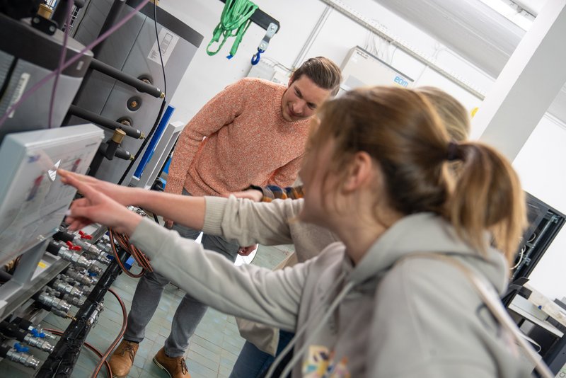 Mädchen im Labor des Lehrstuhls für Energieverbundtechnik