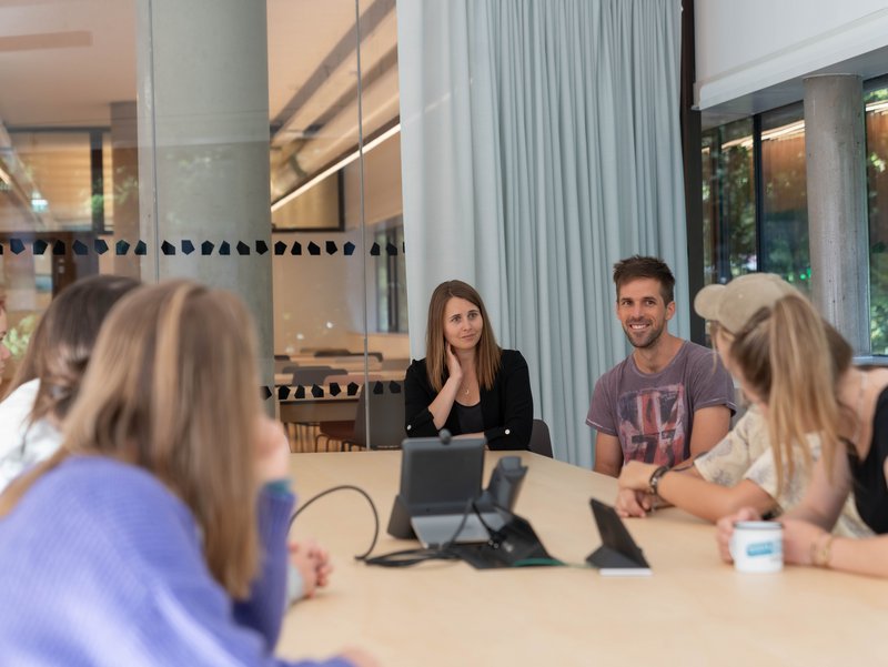 Die Teilnehmer der Future Days sitzen in einem Seminarraum und hören gespannt einer Vortragenden zu