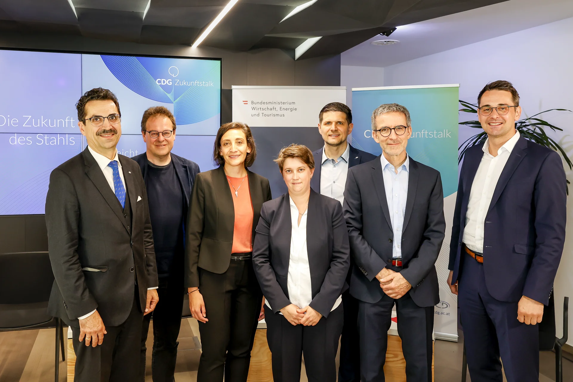 v.l.n.r.: CDG-Präsident Univ.-Prof. Martin Gerzabek, Wissenschaftsjournalist und Zukunftstalk-Moderator Dipl.-Ing. Martin Kugler, Univ.-Prof. Susanne Michelic (Leiterin des CD-Labors für Einschlussmetallurgie in der modernen Stahlerzeugung, Montanuniversität Leoben), Dr. Aurélie Jacob (Senior PostDoc im CD-Labor für Grenzflächen-Ausscheidungs-Engineering, TU Wien), Univ.-Prof. Ronald Schnitzer (Leiter Lehrstuhl für Metallkunde und Leiter des CD-Labors für wissensbasierte Entwicklung fortschrittlicher Stähle, Montanuniversität Leoben), Dipl.-Ing. Gerald Fliegel (Leiter des globalen F&E Managements von Primetals Technologies Austria GmbH, Partner in mehreren CD-Labors) und Dr. Kurt Satzinger (Leitung der Konzernforschung voestalpine AG, Partner in mehreren CD-Labors). Foto: © Christian Doppler Forschungsgesellschaft/APA-Fotoservice/Reither.