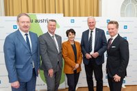 Gruppenfoto bei der Präsentation gemeinsamer Vorschläge von TU Austria und Industriellenvereinigung für ein international wettbewerbsfähiges Hochschulsystem in Österreich.