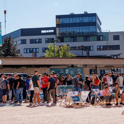 Studenten am Vorplatz des Studienzentrums der Montanuni Leoben.