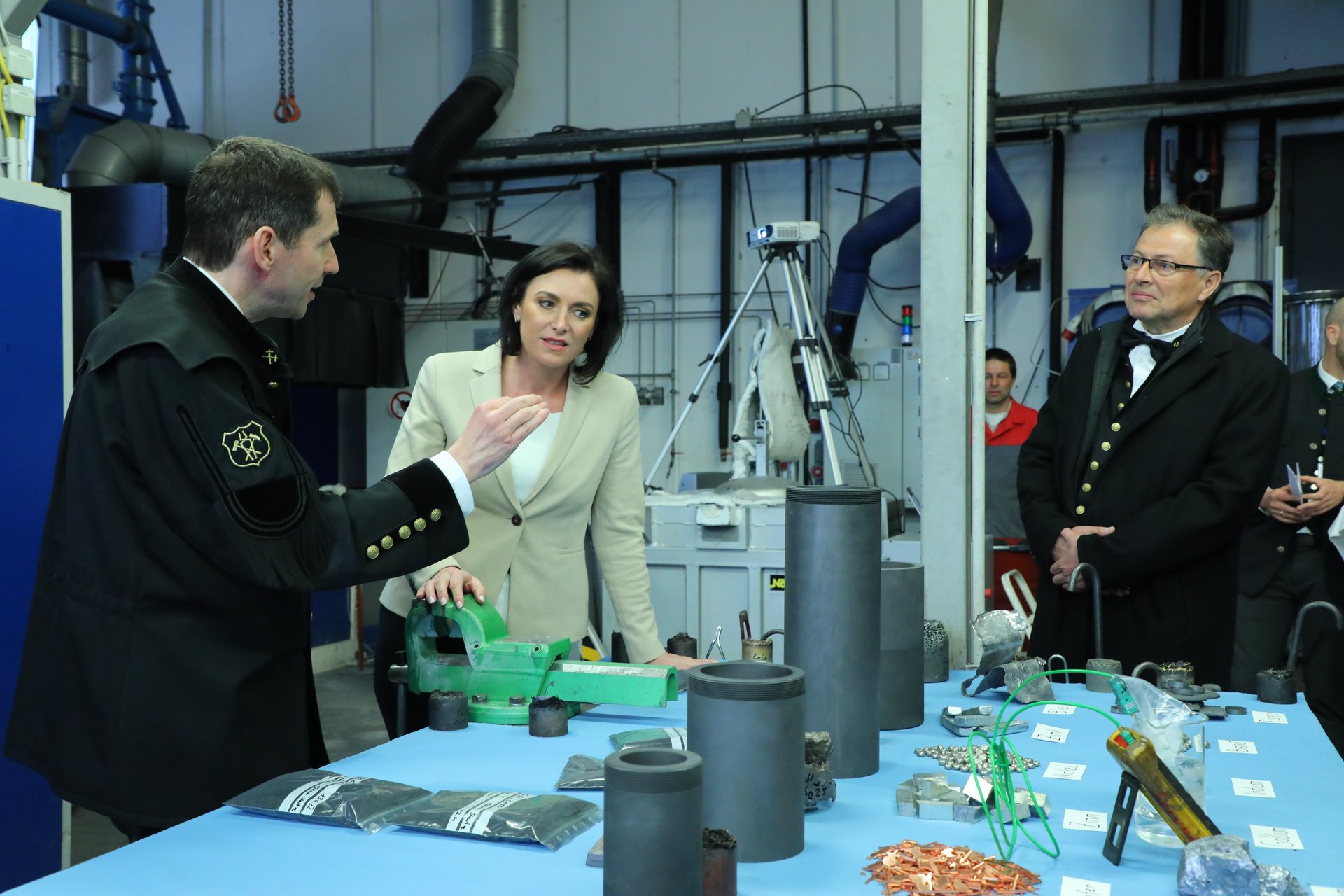 Gruppenfoto im Technikum des Impulszentrums für Werkstoffe mit Prof. Antrekowitsch, Ministerin Köstinger und Rektor Eichlseder