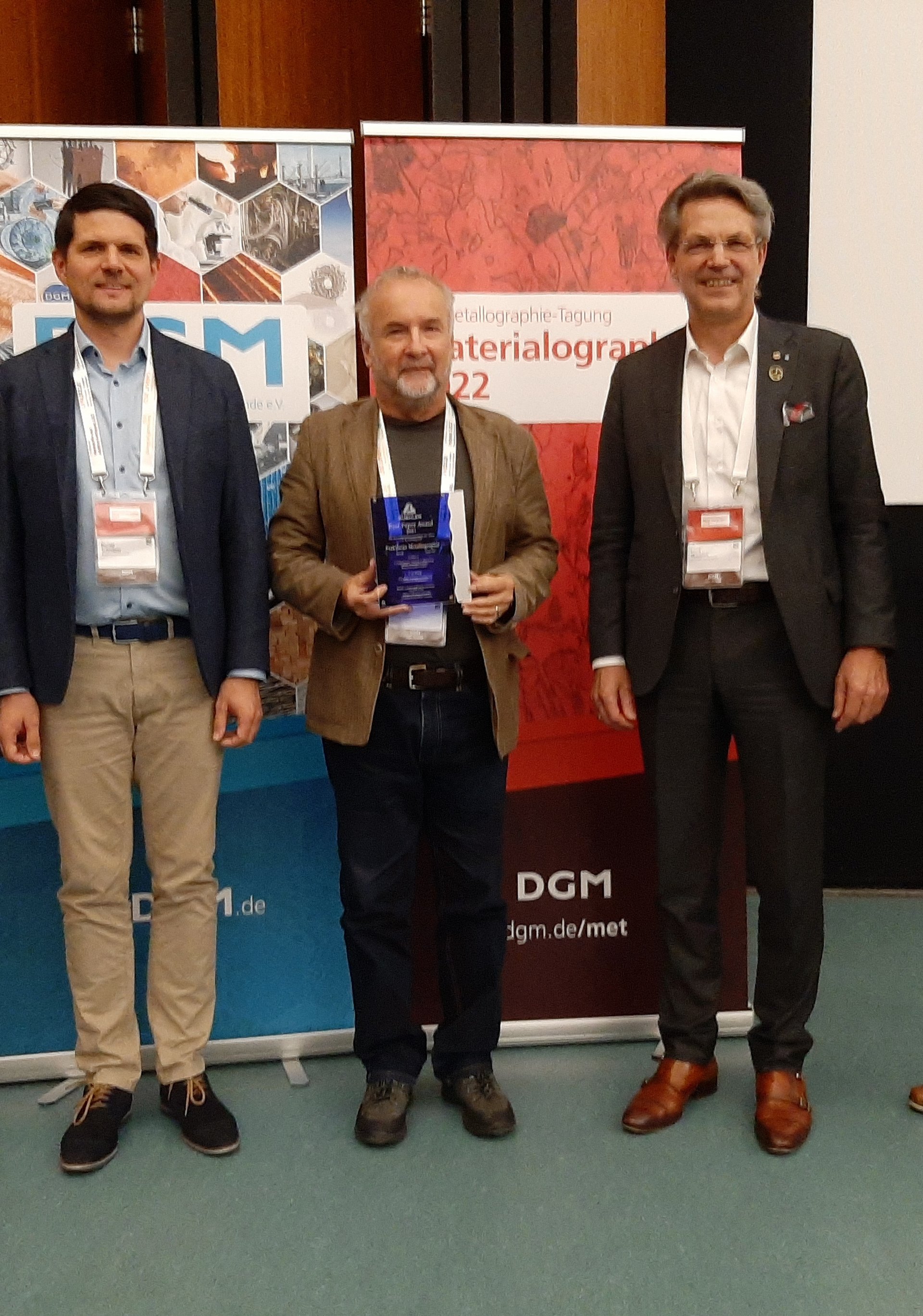 Der Preis wurde von Prof. Dr. Helmut Clemens (Mitte) entgegengenommen. Links: Prof. Dr. Ronald Schnitzer; rechts: Prof. Dr. Frank Mücklich, der Organisator der Internationalen Materialographie-Tagung in Saarbrücken.