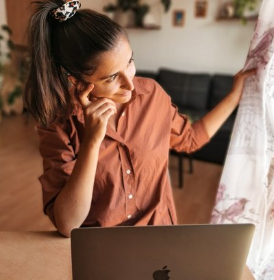 Im Zwiespalt: Drin bleiben, oder doch raus ins Freie das schöne Wetter genießen? Bild_1