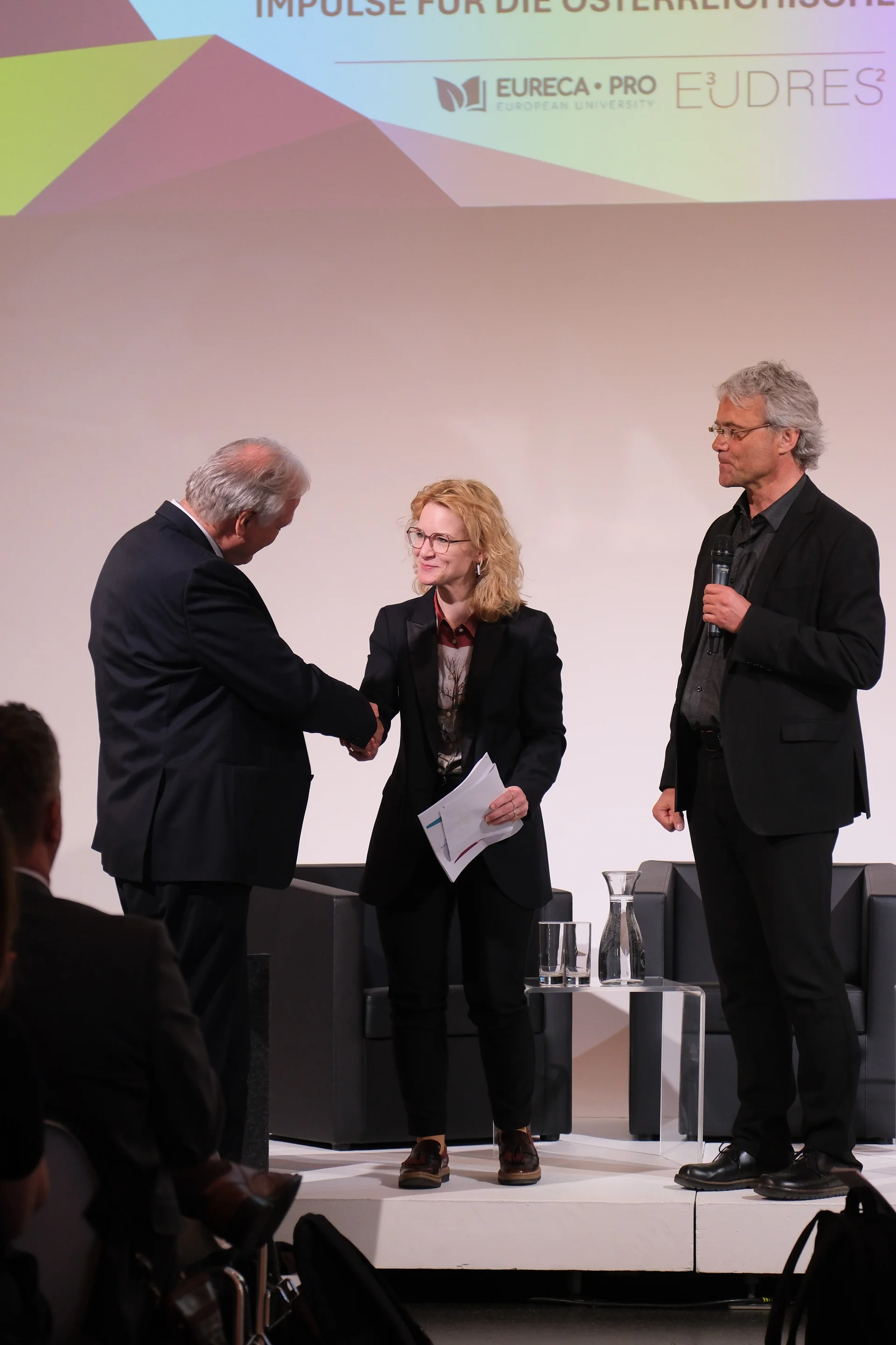 Rektor Peter Moser mit Ministerin Eva-Maria Holzleitner. Foto: © USTP/Tabea Bender