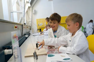 Zwei Buben experimentieren mit dem sogenannten Heißen Draht