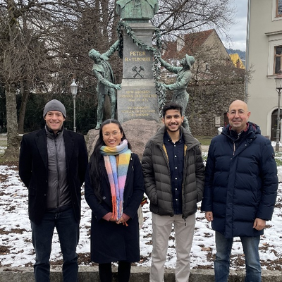 Die beiden Preisträger: Dr.mont. Charlotte Cui (2.v.l.) und Dr.mont. Abdullah Jabr (2.v.r.). Foto: © Privat