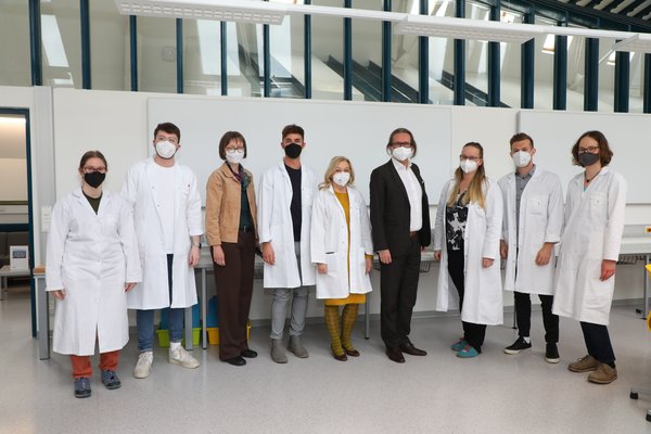 Gruppenfoto des Laborteams mit Minister Polaschek