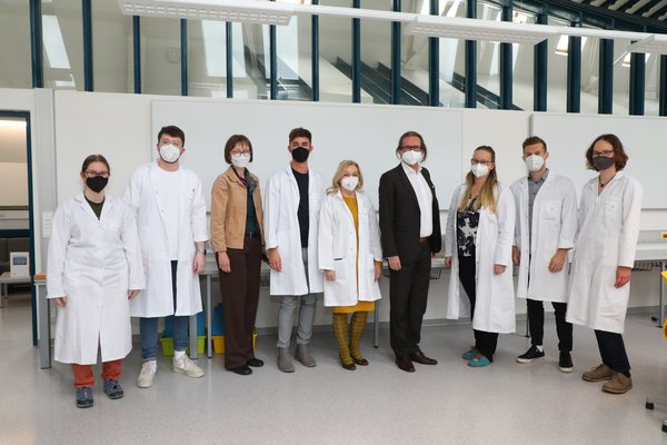 Gruppenfoto des Laborteams mit Minister Polaschek