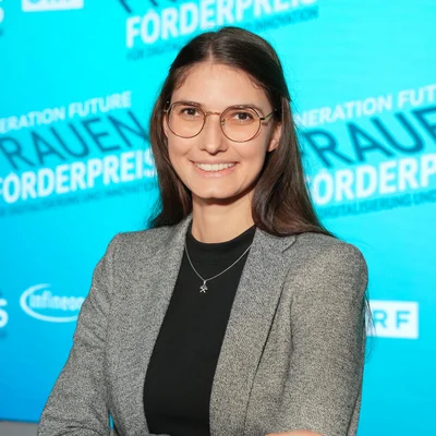 Porträt von junger technischer Forscherin Helene Waldl.