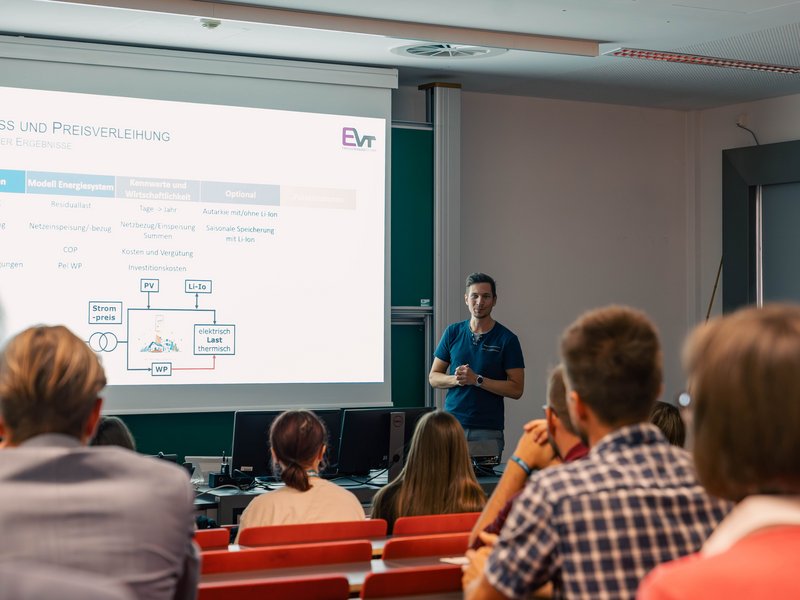 Die Teilnehmer der Future Days sitzen in einem Seminarraum und hören gespannt einer Vortragenden zu