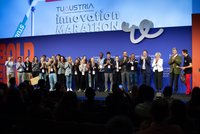 Gruppe von Menschen auf der Bühne des Innovations-Marathons.