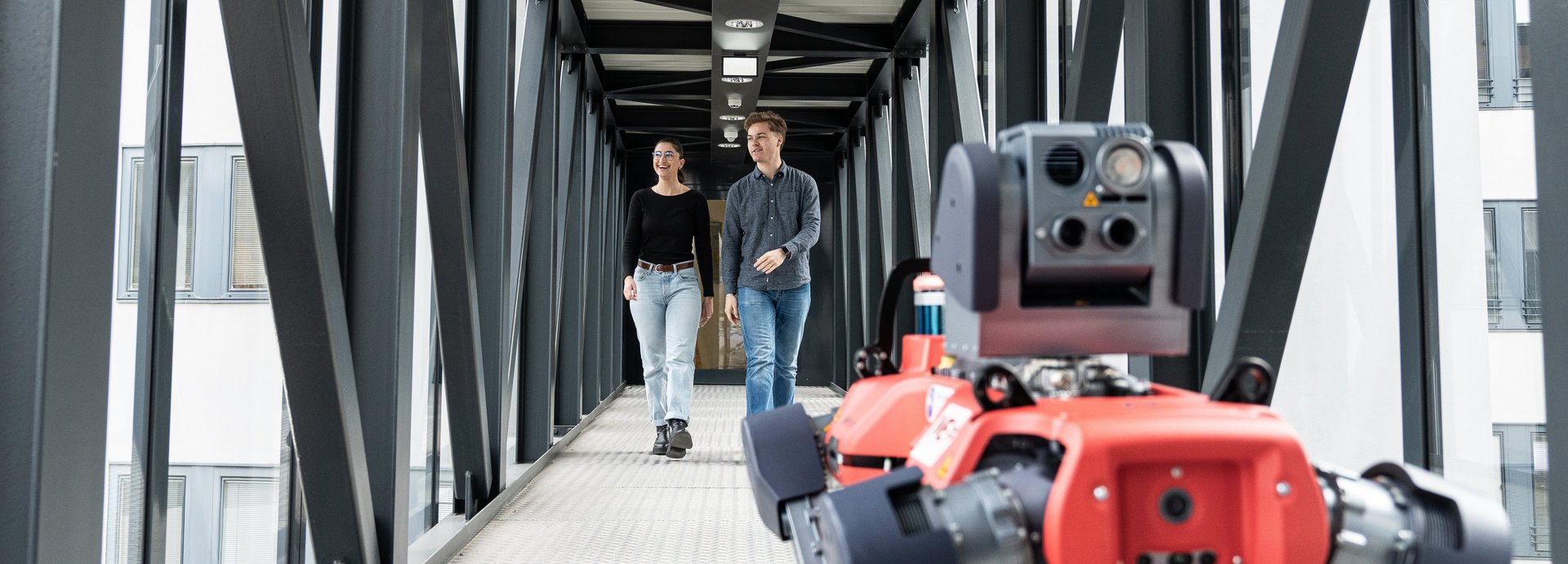 Studenten mit einem Roboter am Gang der Montanuni.