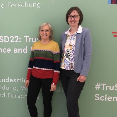 Julia Mayerhofer-Lillie und Rosina Haider bei der Vernetzungskonferenz in Wien 
