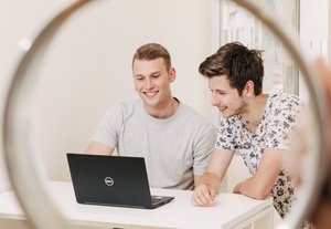 Students in front of a laptop at Montanuniversität Leoben's Online Info Day.