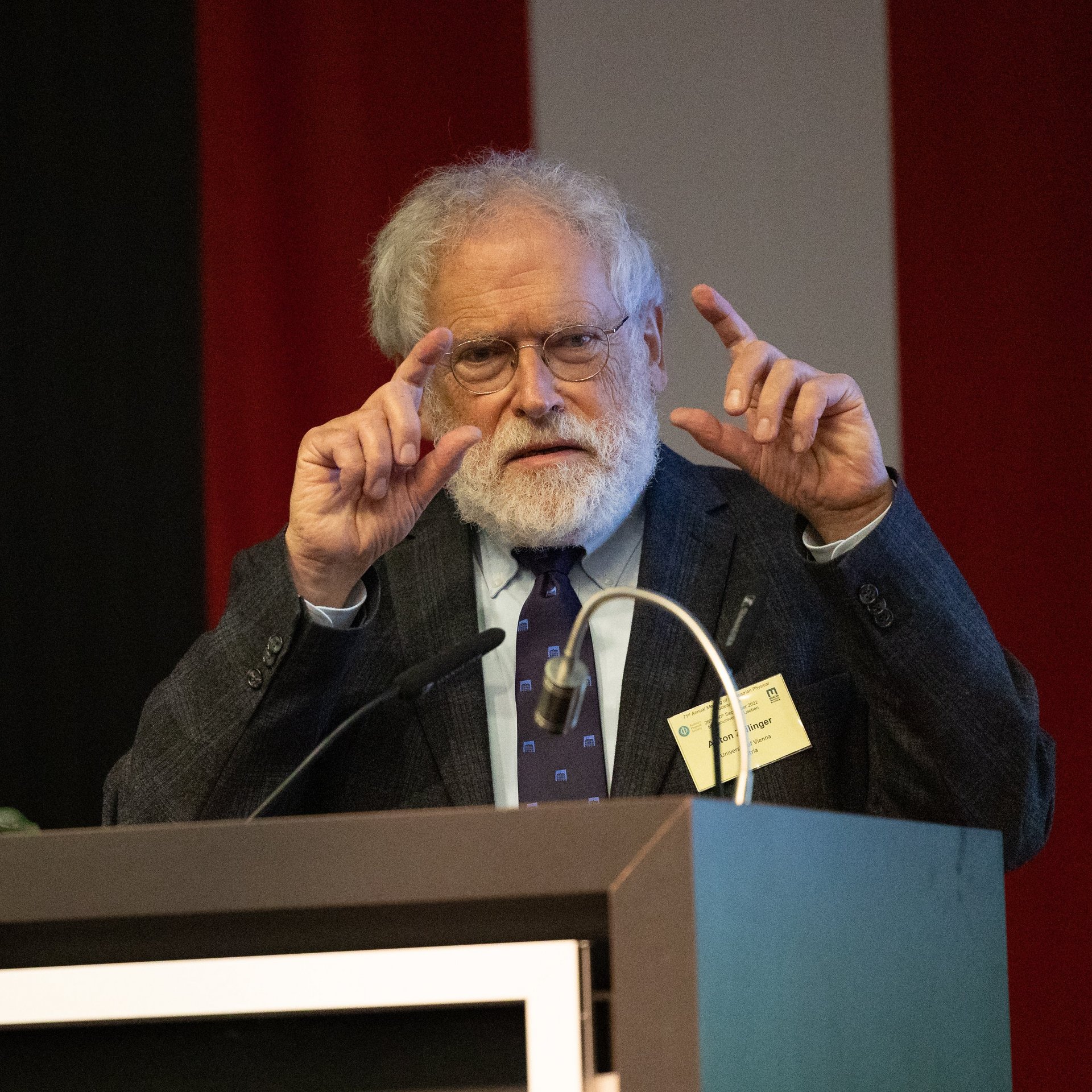 em.Univ.Prof. Dr. Anton Zeilinger bei der Einführung zu dem von ihm initiierten Film „The Class of ´38 – Exile and Excellence“ bei der ÖPG Jahrestagung am 27.09.2022 im Erzherzog Johann Auditorium der Montanuniverität