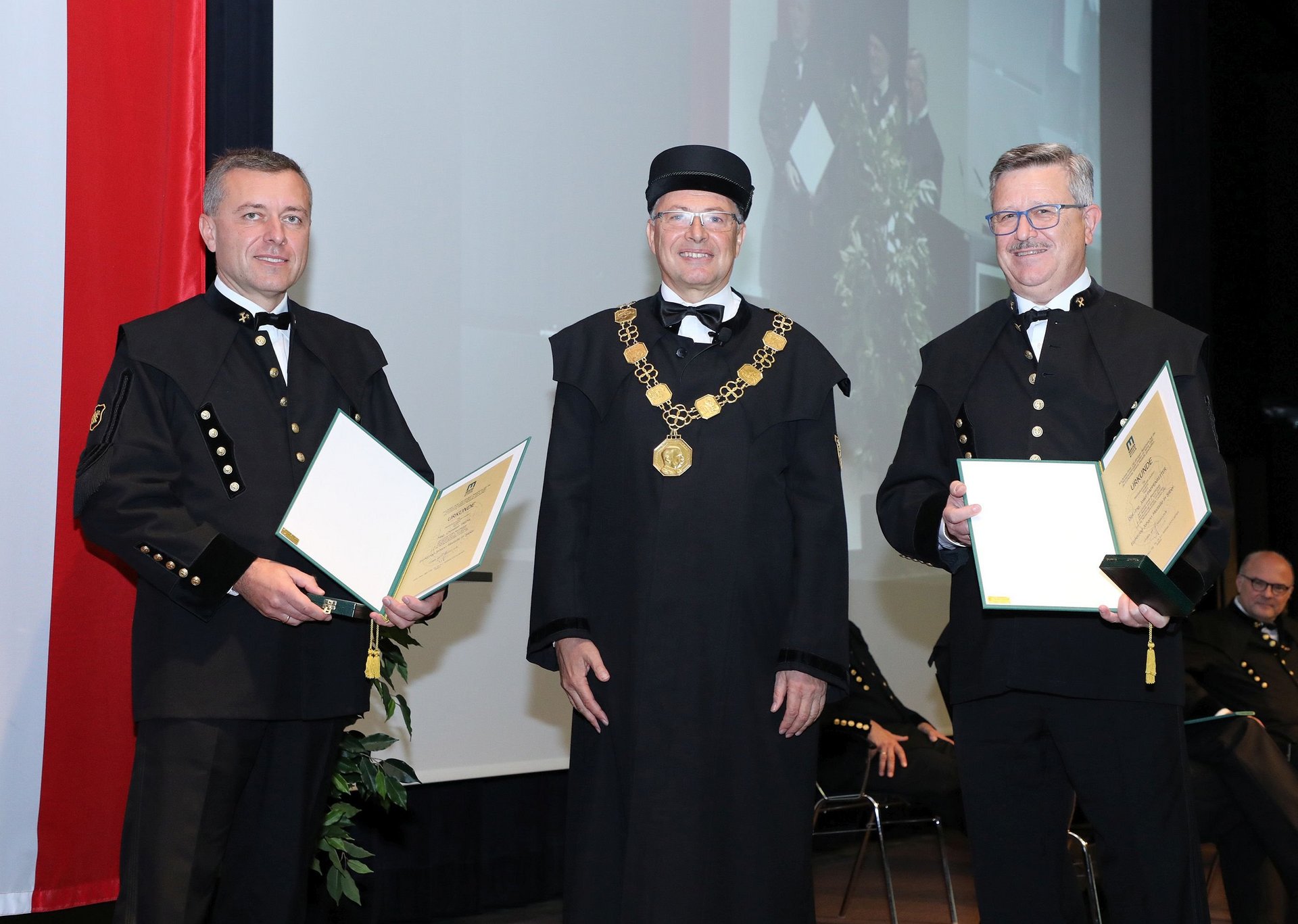 Foto von Mag. Christian Treml mit Rektor Wilfried Eichlseder und Bergdirektor DI Josef Pappenreiter nach der Verleihung