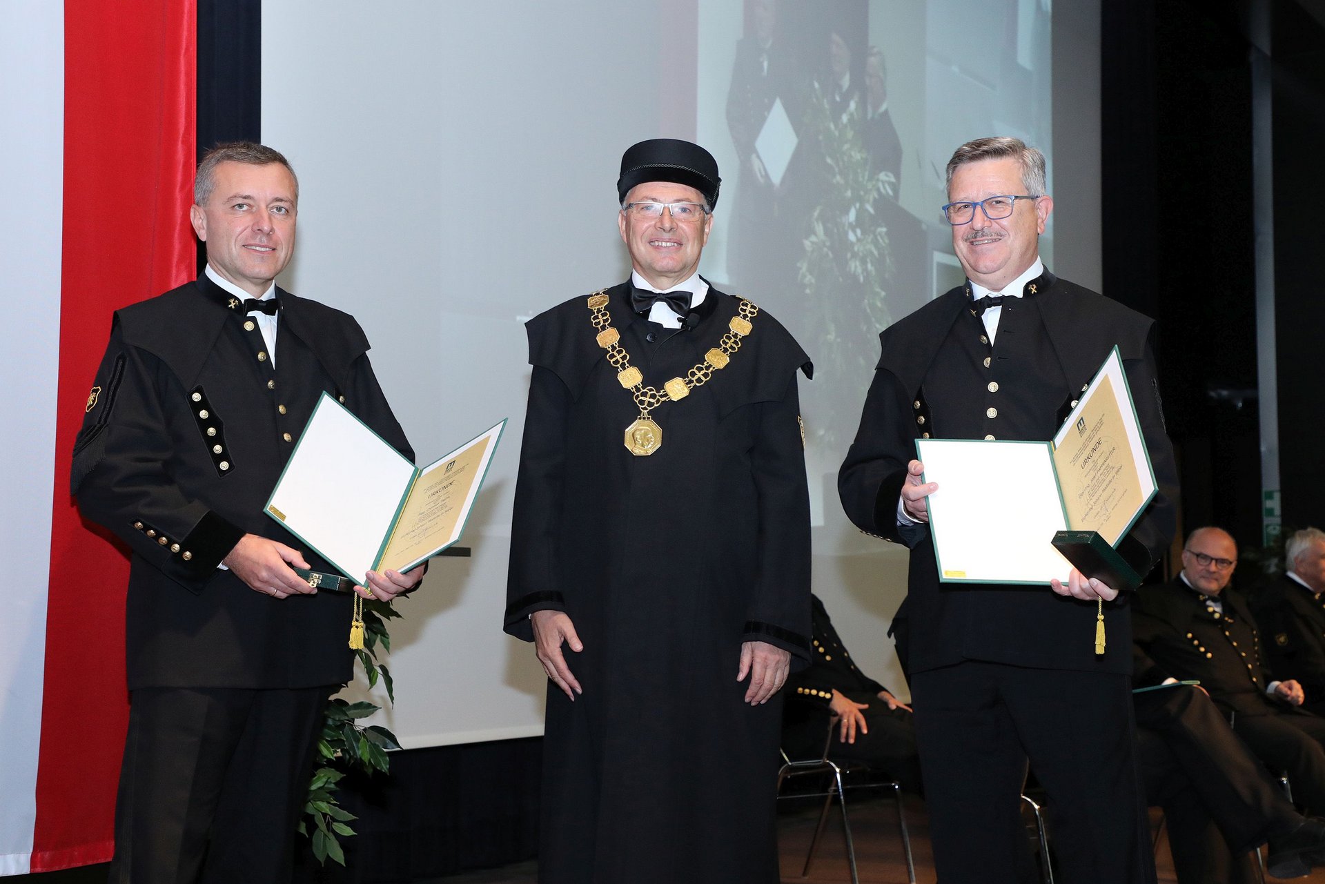 Foto von Mag. Christian Treml mit Rektor Wilfried Eichlseder und Bergdirektor DI Josef Pappenreiter nach der Verleihung