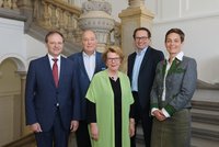 Gruppenfoto des neuen Unirats im Stiegenhaus des Hauptgebäudes