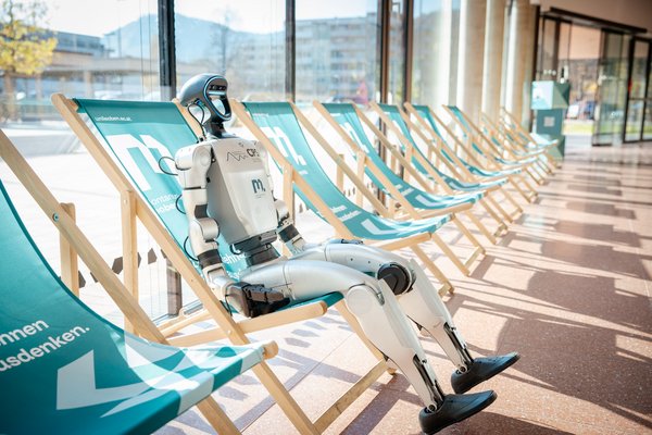 Roboter sitzt in Liegestuhl auf der Montanuni, der TU Leoben.