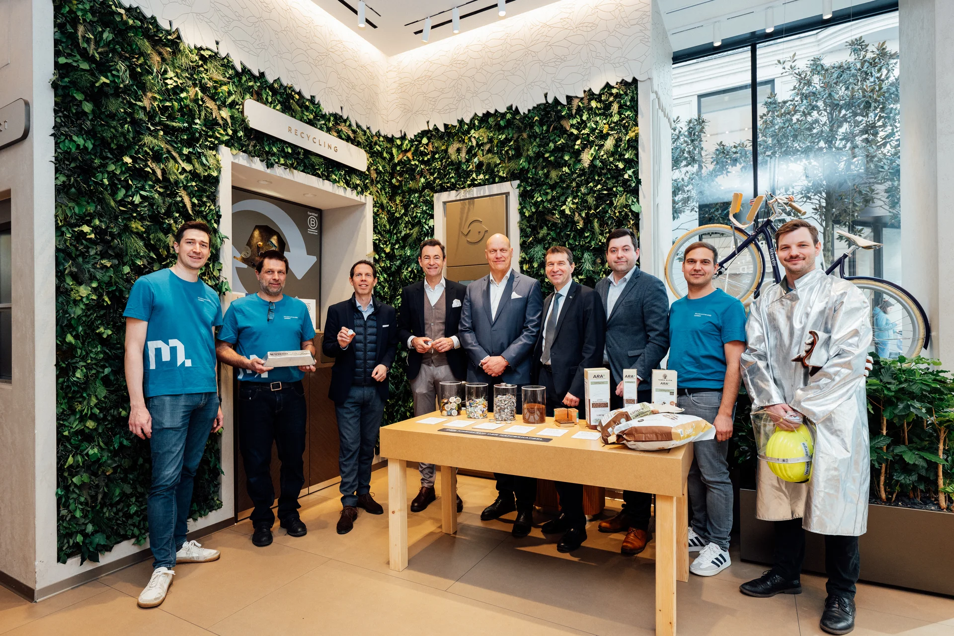 Bei der Demonstration des Recyclingprozesses in Wien anwesend: v.l.n.r.: Stefan Tichy (Clustermanager Recycling, MUL), Andreas Sprung (LS Nichteisenmetallurgie, MUL), Nespresso Österreich Geschäftsführer Stefan Trojer, ARA Vorstandssprecher Harald Hauke, ARA Vorstand Thomas Eck, Vizerektor für Forschung und Nachhaltigkeit Helmut Antrekowitsch (Montanuniversität Leoben), Stefan Wibner (LS Nichteisenmetallurgie, MUL) und Sebastian Samberger (LS Nichteisenmetallurgie, MUL). Foto: © ARA/Daniel Willinger.