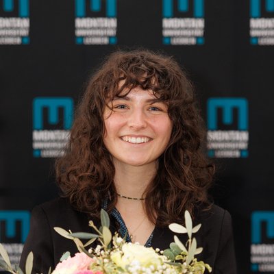 Antonia Siebenbrunner bei der Verleihung des Wissenschaftspreises für Montanistinnen im Jahr 2024. Sie erhielt die Auszeichnung für ihre hervorragende Bachelorarbeit. Foto: © MUL