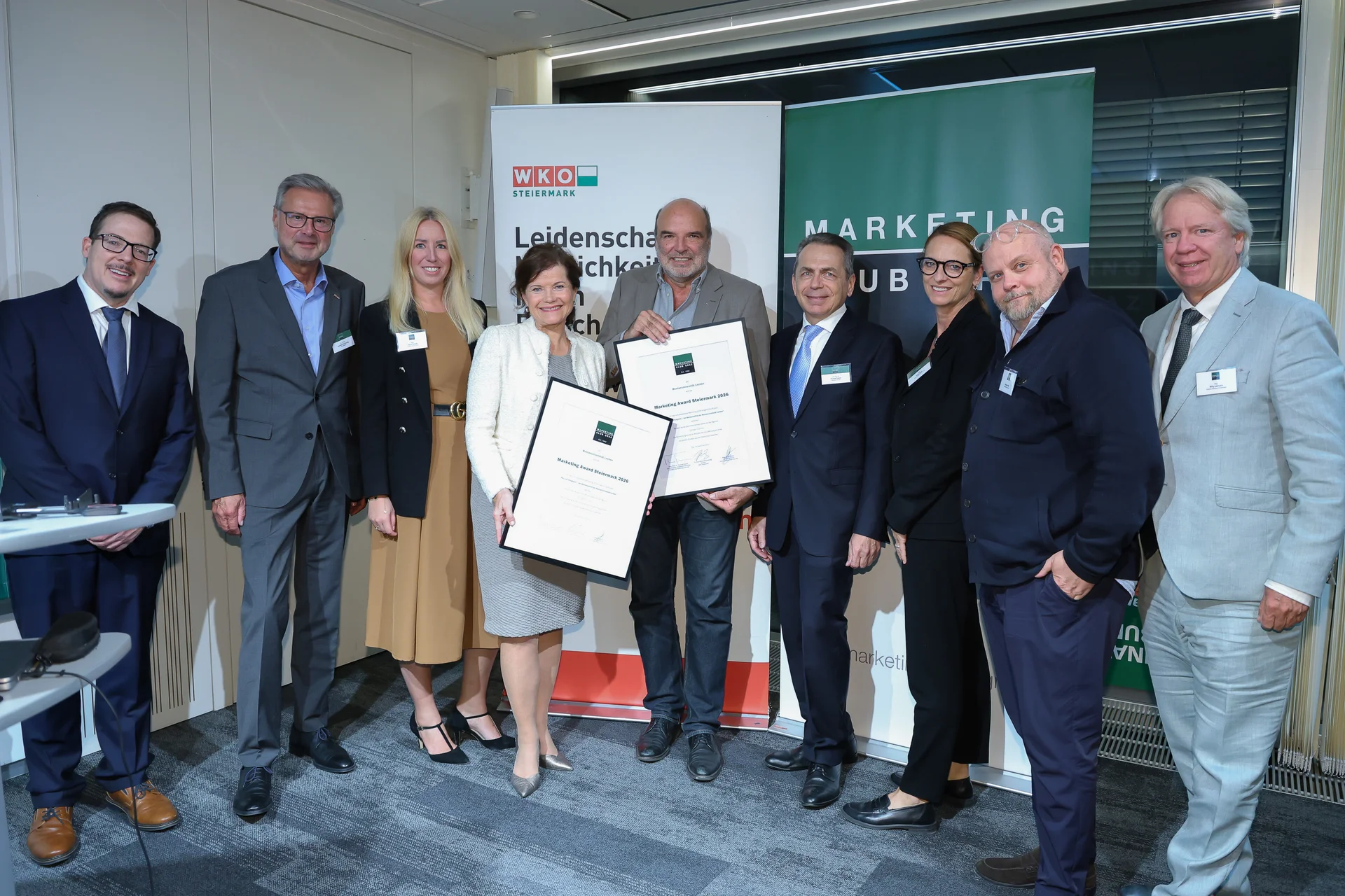 Mag. Birgit Stampfl, Leitung Serviceabteilung Marketing und Communication (3.v.l.), Vizerektorin Christina Holweg (4.v.l.), Klaus Ketterle, Creative Director bei Springer & Jacoby Österreich (5.v.l.) und Johannes Roth, Marketing und Communication (2.v.r). Foto: © MCG
