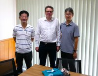 Professor Jörg Thuswaldner (mitte) mit dem der Dekan der Graduate School of Science and Technology (l.) und dem Leiter des Doctoral Programms des National Institute of Material Science der University of Tsukuba (r.). Foto: © Privat. 
