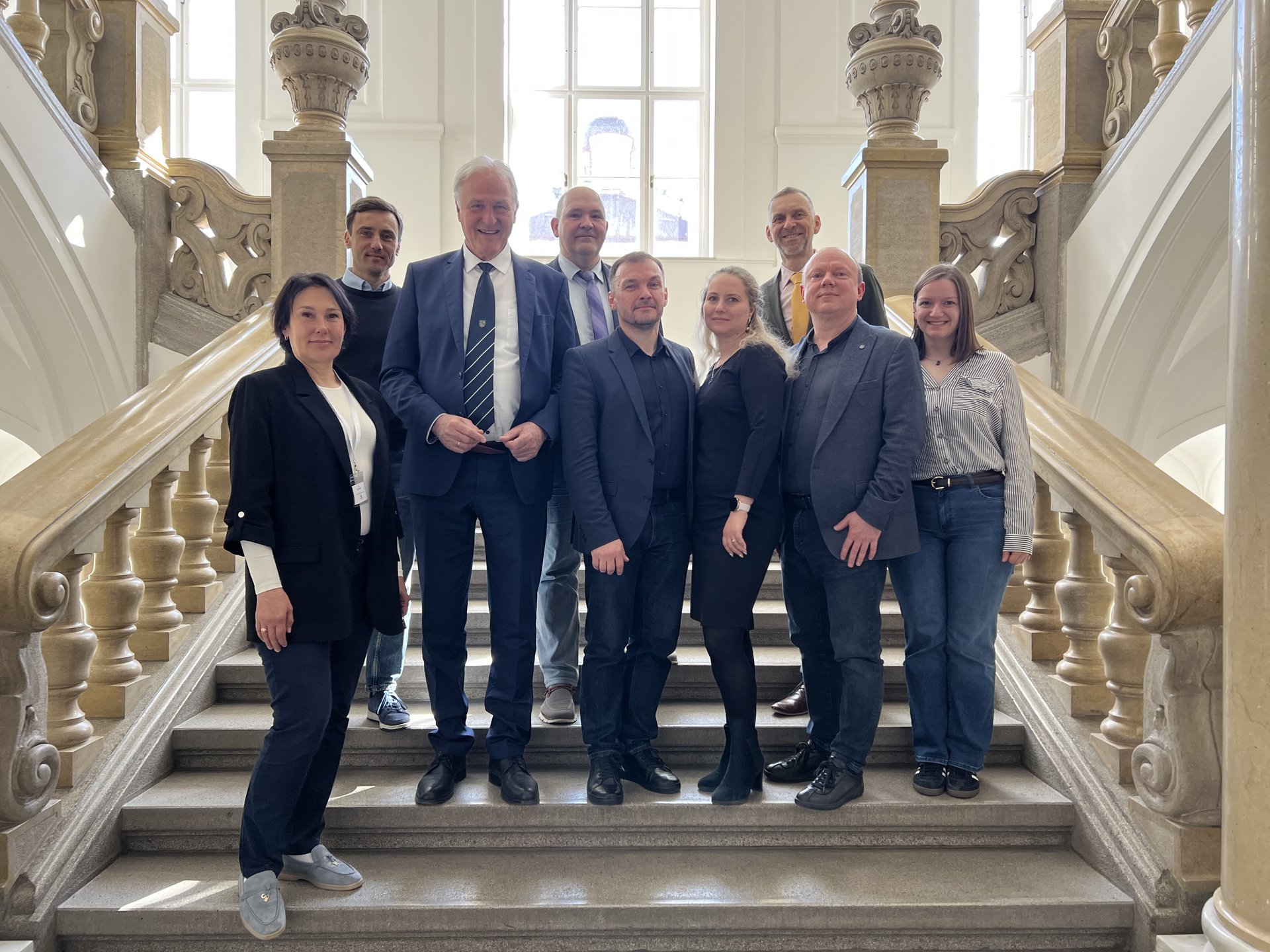 Rektor Peter Moser (3.v.l.) und Vizerektor Thomas Prohaska (hintere Reihe, 2.v.r.) gemeinsam mit der Delegation der Dnipro University of Technology. Foto: © MUL