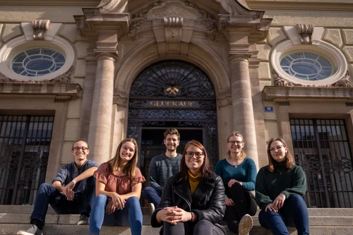 Die Montanuniversität Leoben steht für eine nachhaltige Zukunft. Foto: © MUL Studierende sitzen auf den Treppen des Hauptgebäudes.