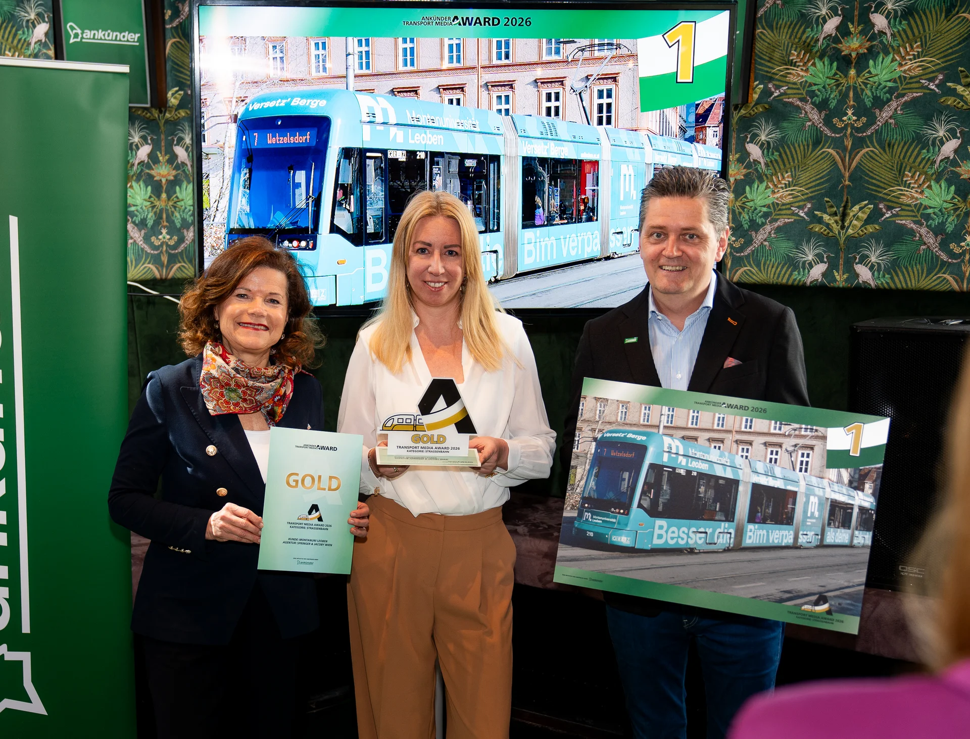 Christina Holweg, Vizerektorin für Marketing und Stakeholder Management (links), Mag. Birgit Stampfl, Leiterin der Abteilung Marketing & Communication (mitte) und Mag. Bernd Schönegger, Geschäftsführer der Ankünder GmbH. Foto: © MUL/Tauderer