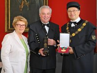 Gruppenfoto Uniratsvorsitzende Waltraud Klasnic, Ehrensenator LH Hermann Schützenhöfer, Rektor Wilfried Eichlseder