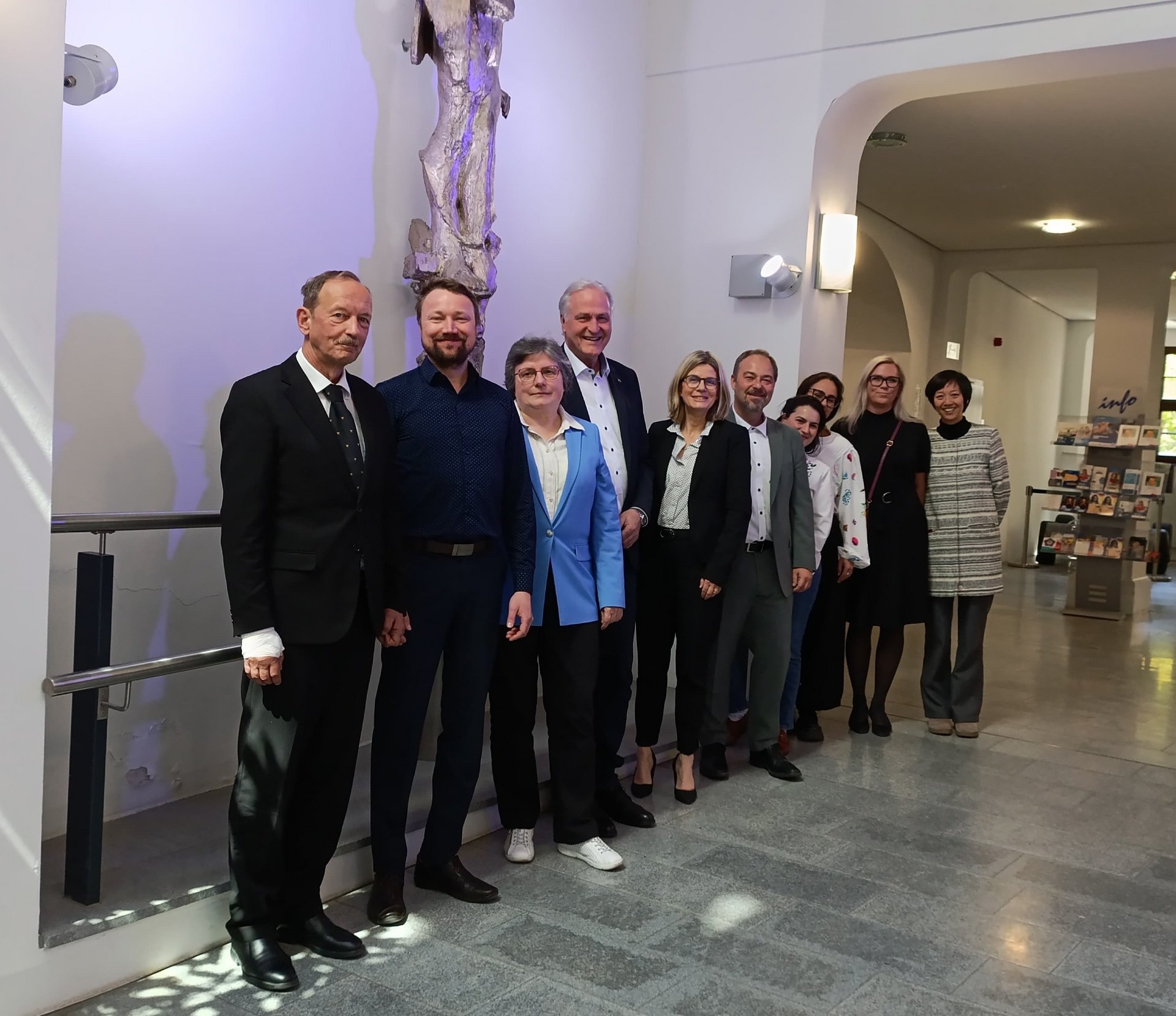v.l.n.r.: Carsten Drebenstedt, Henning Zeidler, Prorektorin Bildung Swanhild Bernstein, Rektor Peter Moser, Rektorin Jutta Emes, Volkmar Kircher, Denise Chousi, Maria Machevariani, Julia Sishchuk, Jiangxue Liu. Foto: © TUBAF