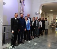 from left to right: Carsten Drebenstedt, Henning Zeidler, Vicerector academic affairs Swanhild Bernstein, Rector Peter Moser, Rector Jutta Emes, Volkmar Kircher, Denise Chousi, Maria Machevariani, Julia Sishchuk, Jiangxue Liu. Photo: © TUBAF