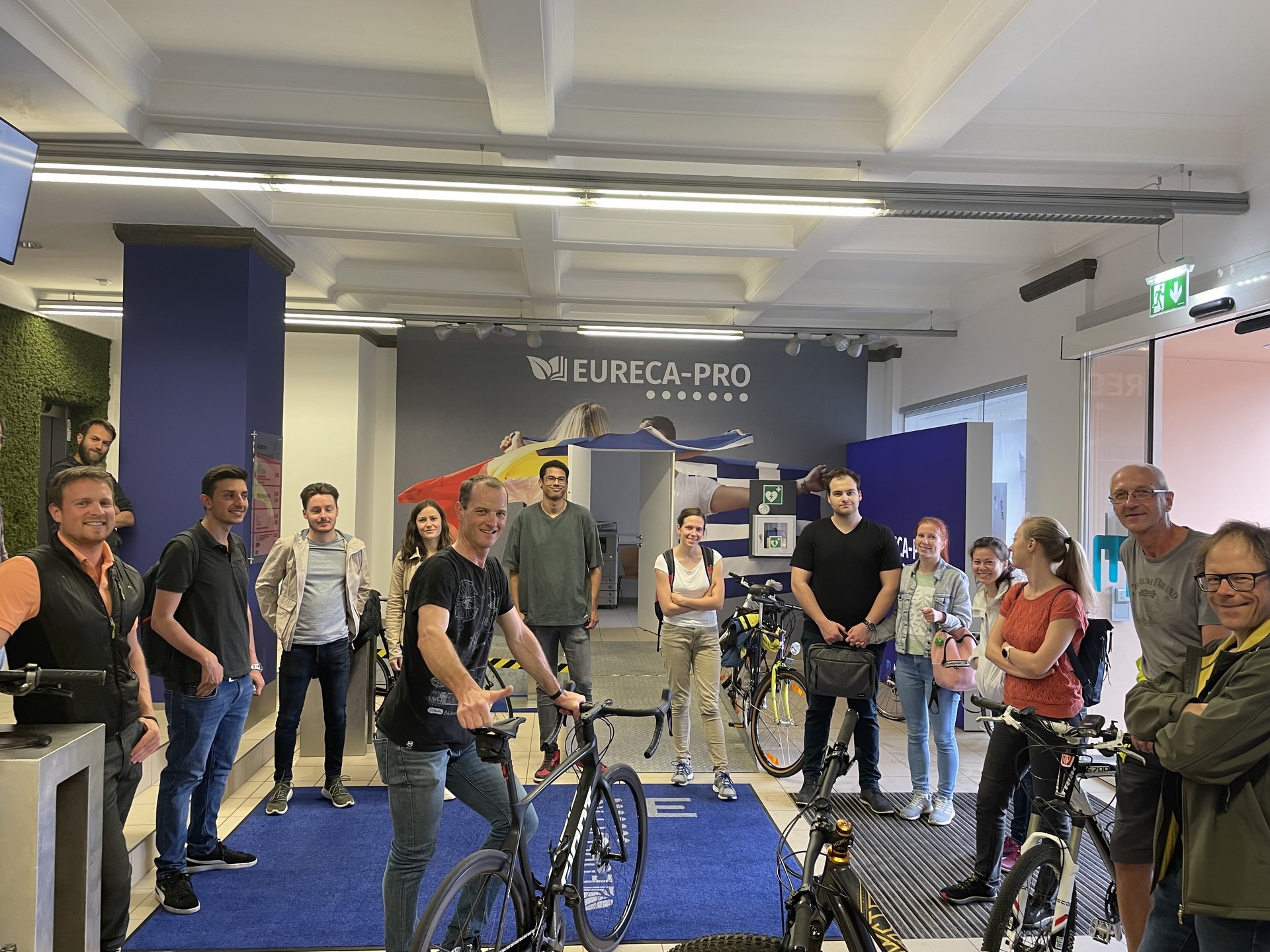 Usi-Leiter Bernd Tauderer zeigt den Teilnehmer*innen beim Workshop "Selber schrauben" Trciks für kleine Reparaturen am Fahrrad.