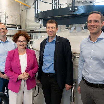 Staatssekretärin Elisabeth Zehetner besuchte das Forschungszentrum für Wasserstoff und Kohlenstoff an der Montanuniversität Leoben. v.l.: Dipl.-Ing. Robert Obenaus-Emler, Staatsseketärin Elisabeth Zehetner, Vizerektor Helmut Antrekowitsch, Dr. David Scheiblehner.  Fotocredit: MUL/Schnehen