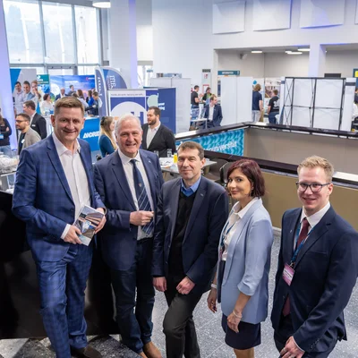 Studierende und Unternehmensvertreter*innen bei der Messe.