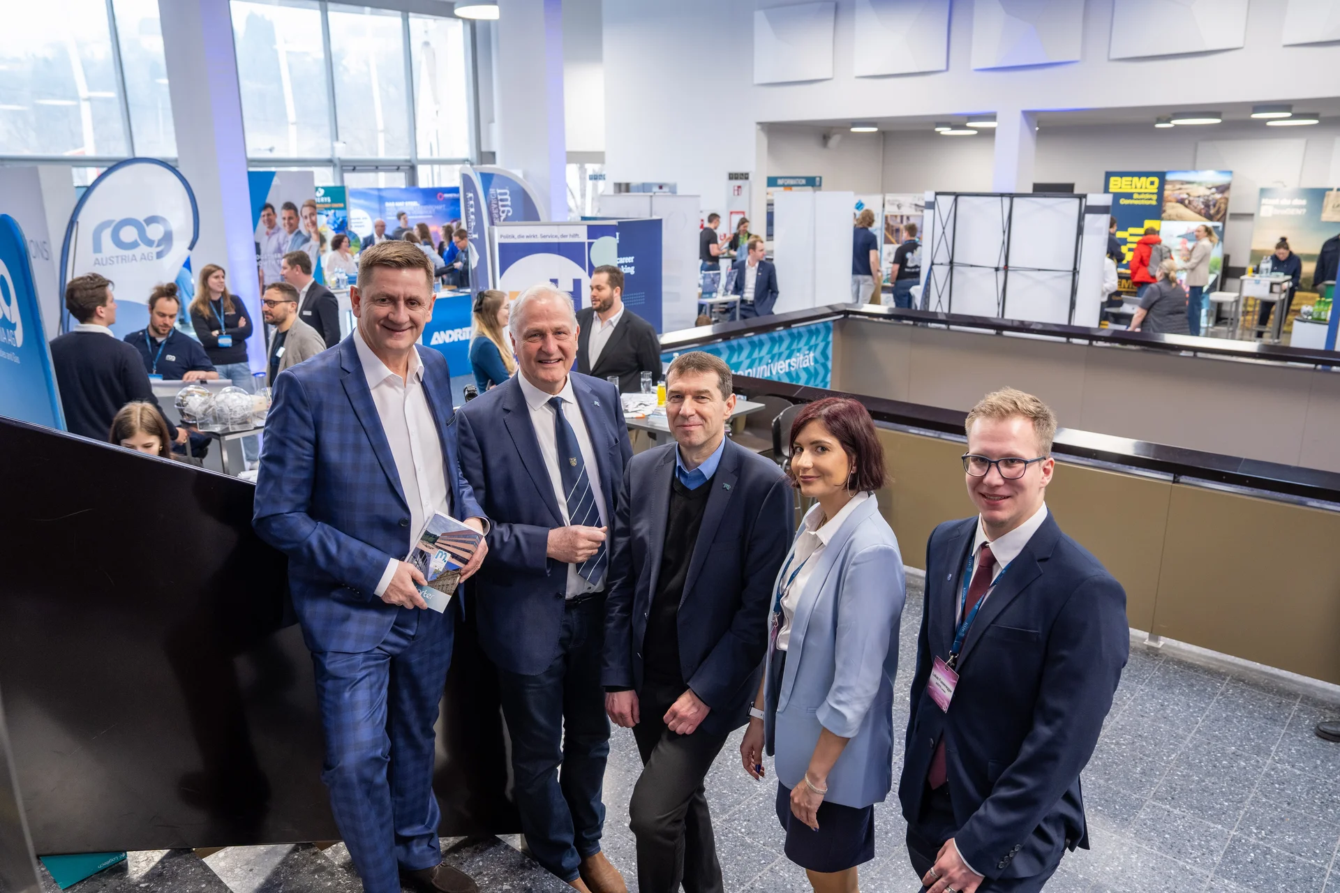 Studierende und Unternehmensvertreter*innen bei der Messe.