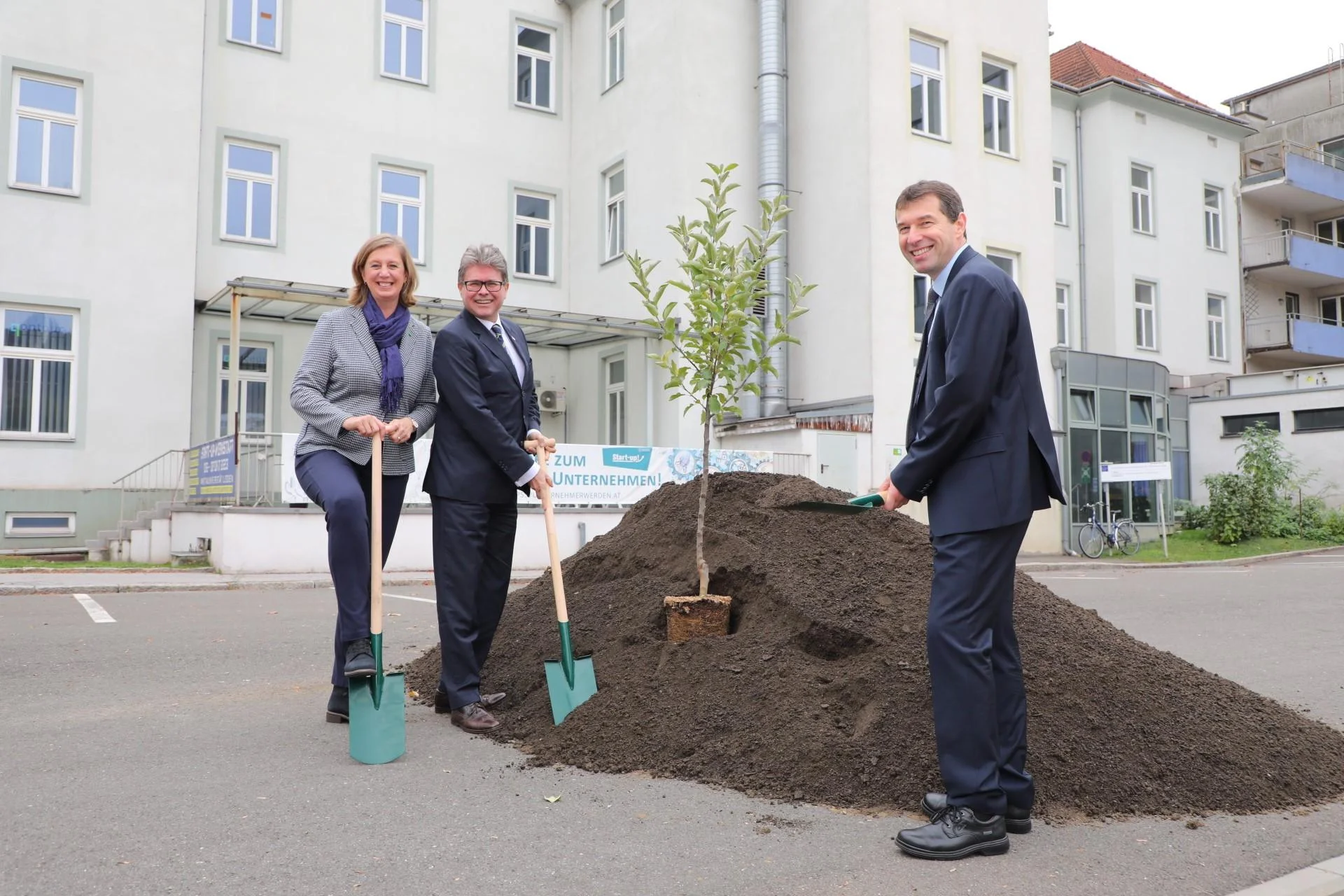 Symbolischer Spatenstich (v.l.): LR Barbara Eibinger-Miedl, Minister Martin Polaschek & Vizerektor Helmut Antrekowitsch. Foto: ZAT/Freisinger