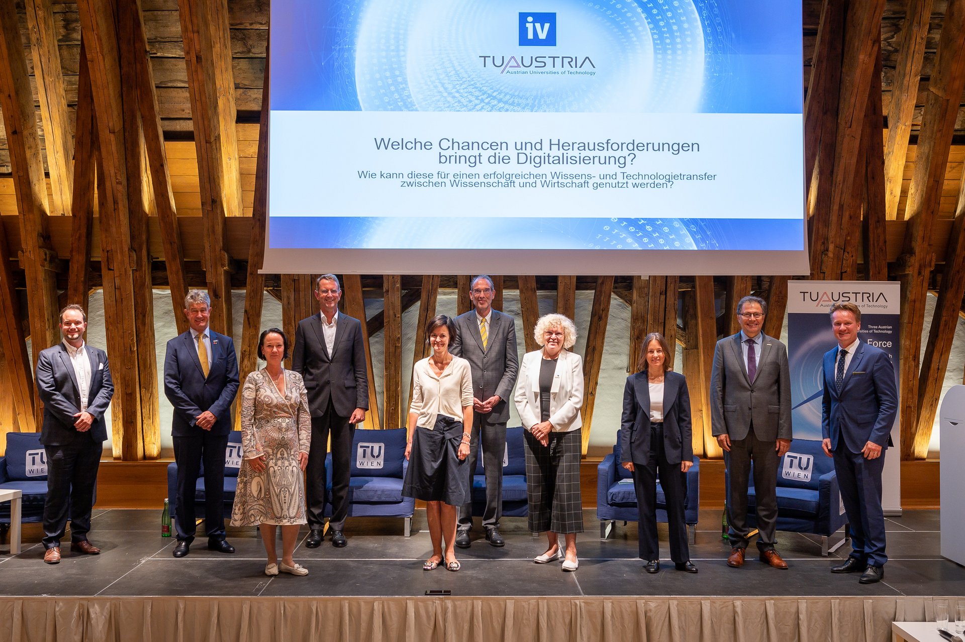 Die Teilnehmerinnen und Teilnehmer der Podiumsdiskussion von links: Thomas Plank (CEO der Tributech Solutions GmbH),TU Graz Rektor Harald Kainz, Stefanie Lindstaedt (Direktorin des Instituts für Interaktive Systeme & Datenwissenschaften an der Technischen Universität Graz und Geschäftsführerin der Know-Center GmbH Research Center for Data-Driven Business & Big Data Analytics), Prof. Günther Schuh (RWTH Aachen), Elisabeth Engelbrechtsmüller-Strauß (CEO der Fronius International GmbH), Bundesminister Heinz Faßmann, TU Wien Rektorin Sabine Seidler, Barbara Sanchez Solis (Leiterin des Zentrums für Forschungsdatenmanagement der Technischen Universität Wien), Montanuni Rektor Wilfried Eichlseder, IV-Präsident Georg Knill (Copyright: TU Wien/Matthias Heisler)