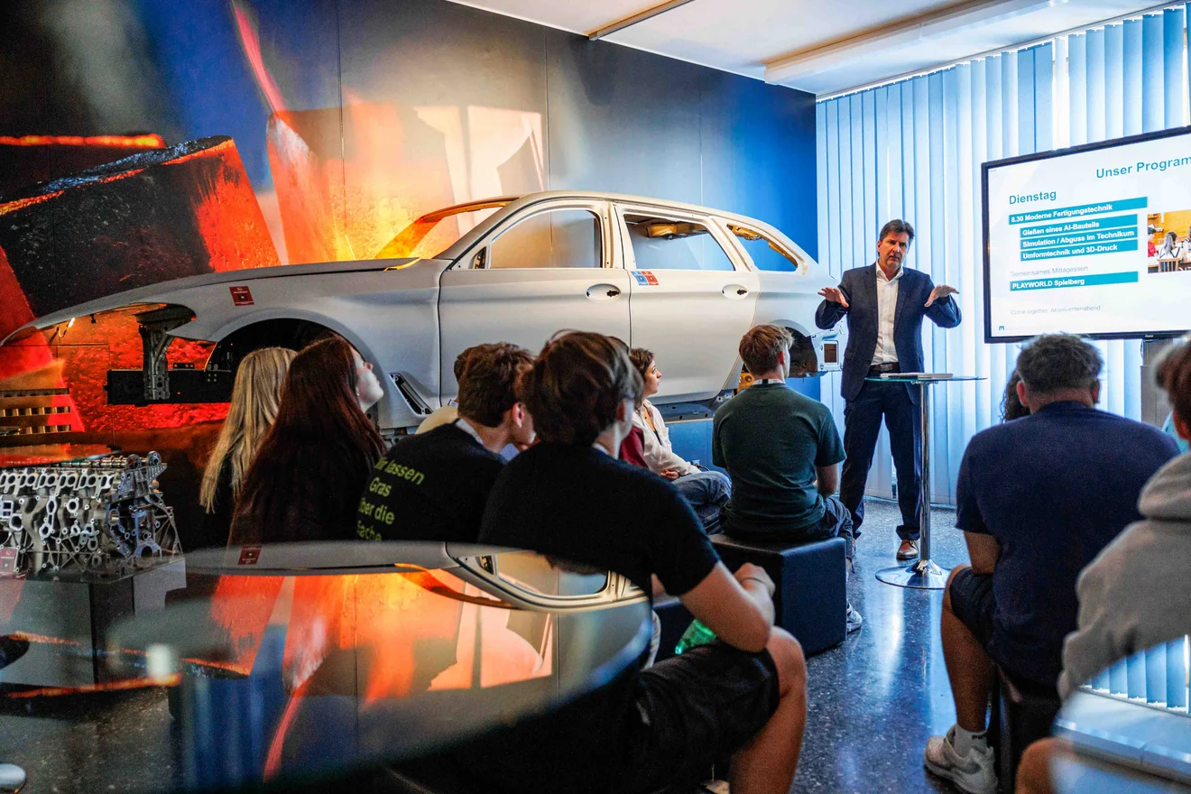 Die Teilnehmer*innen der CampDays 2025 an der Montanuniversität Leoben hören gespannt zu.