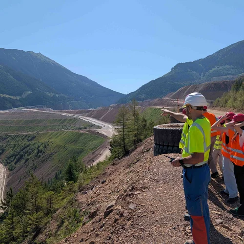 Foto: © MUL/Tauderer Studierende und Mitarbeitende der Montanuniversität Leoben bei einer Exkursion am Erzberg zum Zentrum am Berg, die den aktiven Tagebau und die alpine Berglandschaft überblicken und praxisnahe Einblicke in den modernen Rohstoffabbau erhalten.