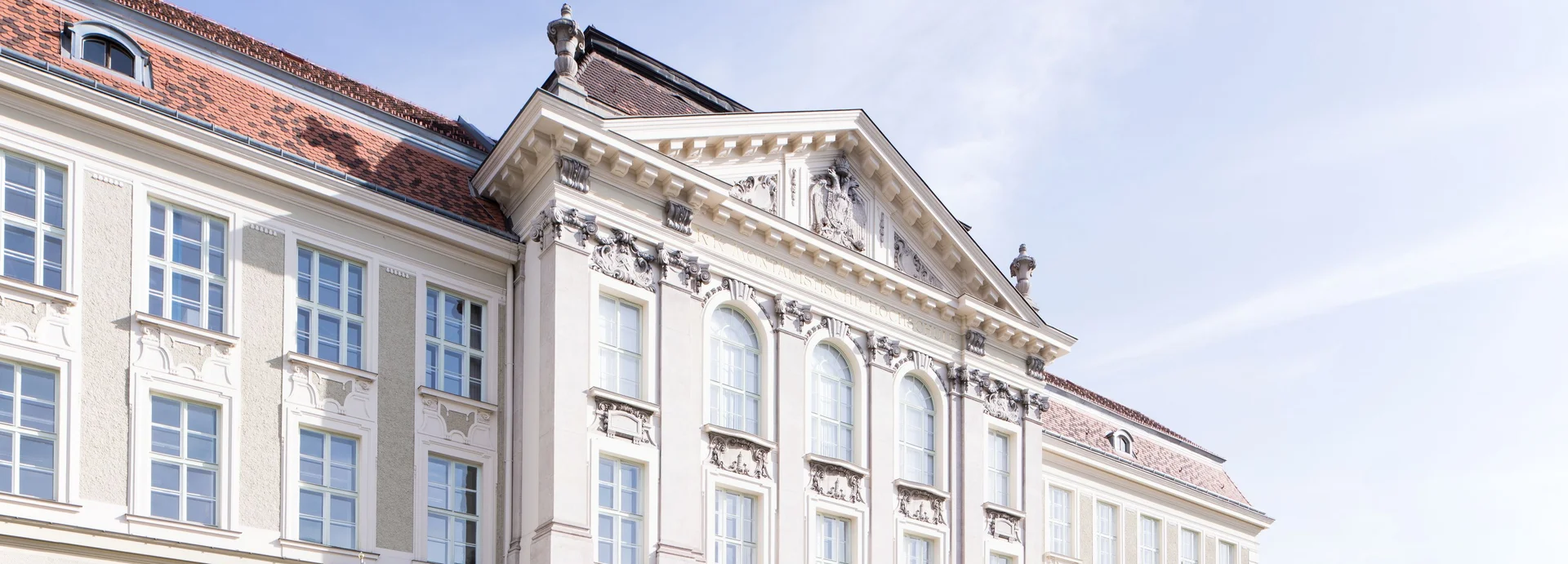 Hauptgebäude der Montanuniversität Leoben an einem sonnigen Tag