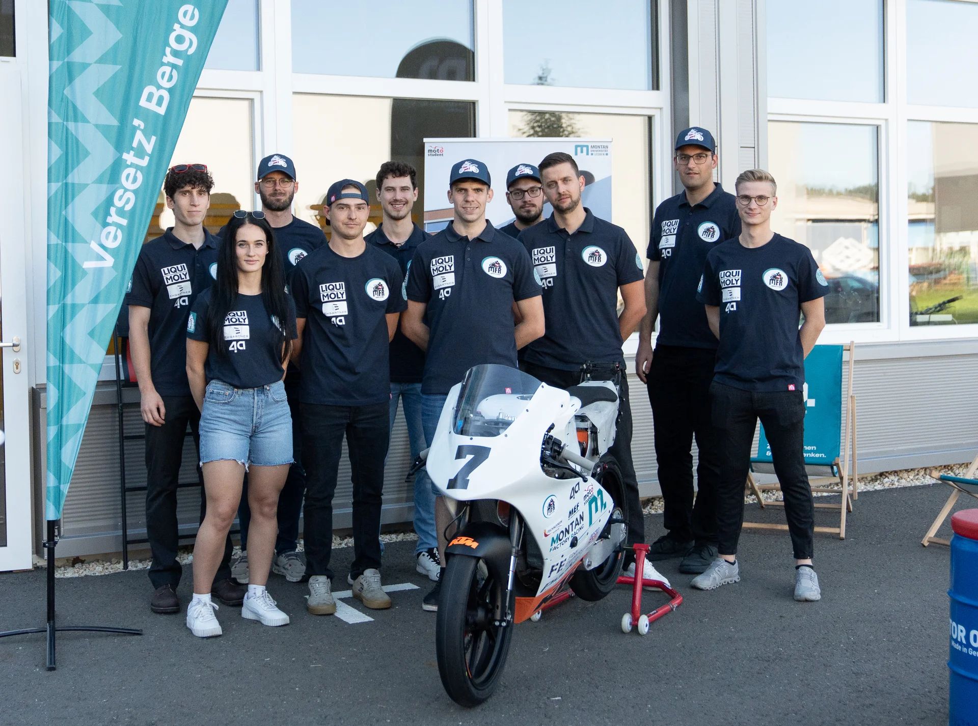 Das MontanFactoryRacing-Team der Montanuniversität Leoben seinen neuen Motorrad-Prototypen enthüllt.Foto: © MUL/Schnehen