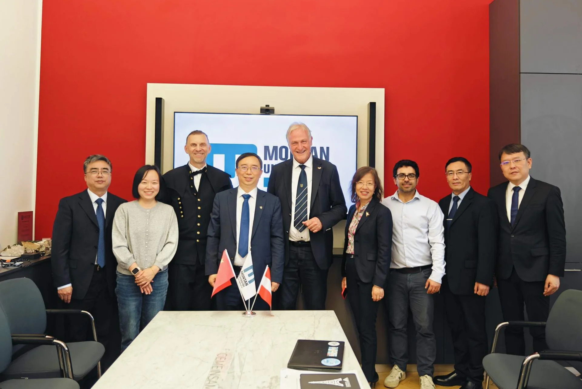 Ein Gruppenbild von Vertreter*innen der Montanuniversität Präsident und der Nanjing University of Aeronautics and Astronautics (NUAA).