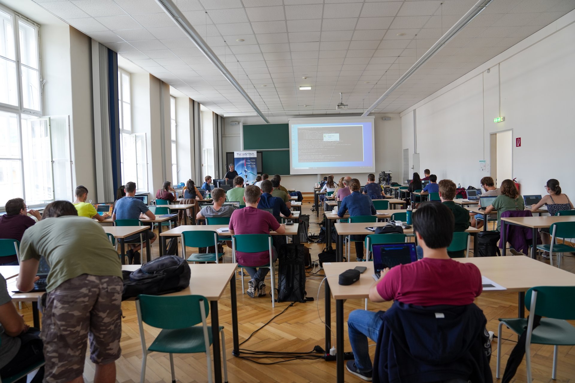 Die Teilnehmerinnen und Teilnehmer bei der ersten Data Science Summer School werden in einem Hörsaal an der Montanuniversität Leoben unterrichtet.