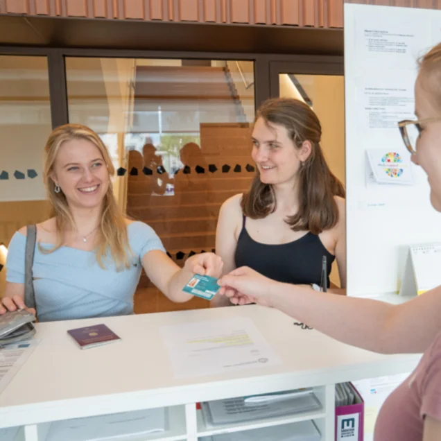 Studentinnen bei der Anmeldung zum Studium.