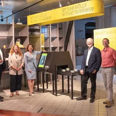 v.l.n.r.: Rektor Peter Moser, Mag. Astrid Krenn (Student Recruitment, Montanuni), Vizerektorin für Marketing und Stakeholder Management Christina Holweg, Prof. Roland Pomberger (Leiter des Lehrstuhls für Abfallverwertungstechnik und Abfallwirtschaft), Dipl.-Ing. Robert Obenaus-Emler (Leitung Resources Innovation Center, Montanuni). Foto: © MUL/Tauderer